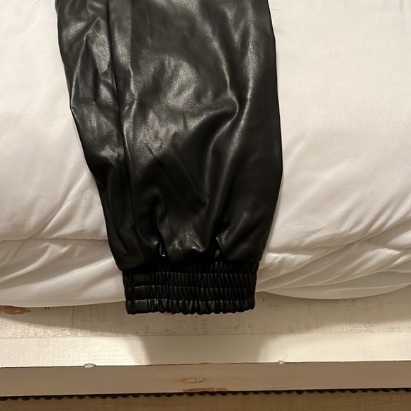 DO + BE Leather joggers with pockets - Picture 3 of 6